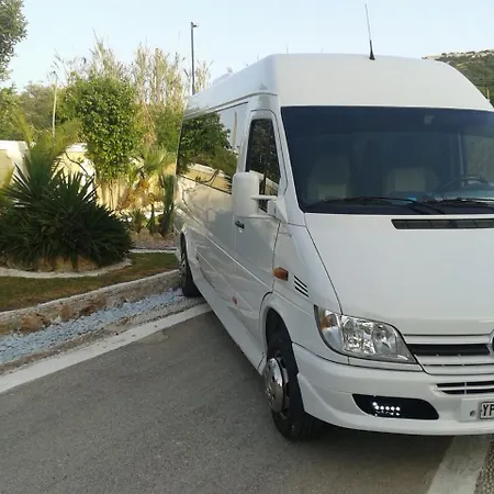 Mosaic Gardens דירה