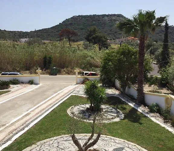 Mosaic Gardens فاليراكي